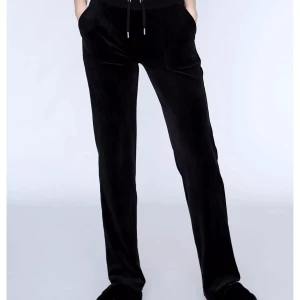 Svarta mjukisbyxor ( juciy ) - Jag har svarta juciy byxor och man får dom för halva priset och hade inte dom på bild just nu. Skriv privat om du är intresserad så skickar jag bild på dom, dom är lite trasiga där nere.