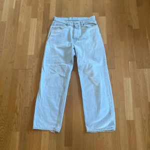 Vailent baggy jeans - Säljer ett par ljusblå jeans med rak passform och klassisk femficksdesign. Jeansen har normal midja och är tillverkade i mjukt denimtyg. Perfekta för en avslappnad och stilren look. Storlek M men passar som 34 i midjan och ungäfär 32 eller 34 i längd