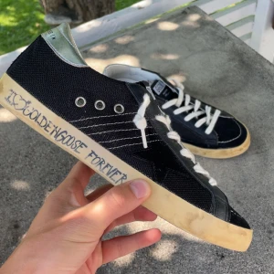 Golden Goose Superstar sneakers  - Säljer dessa feta Golden Goose superstar skorna. Storlek 39 | Skick 10/10 | hör av dig vid frågor! Det är en förhöjdsula på 2cm och box medföljer!