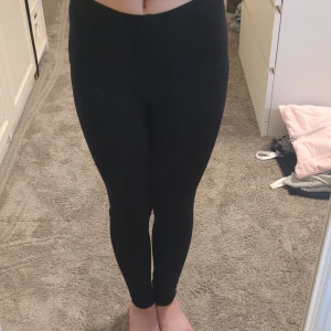 Svarta leggings från Kappahl - Svarta leggings från Kappahl i storlek 146. De är tillverkade i mjuk och stretchig bomull med 5% elastan för extra komfort💞 ord pris är 150kr. Säljer för 50kr 