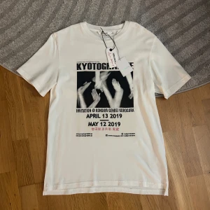 (Helt ny ) Zadig & Voltaire T-shirt  - Riktigt snygg och eftertraktad vit Zadig Voltaire T-shirt perfekt nu till de varmare dagarna och sommaren | Storlek S passar M | Skick 10/10 helt ny | Tveka ej vid frågor