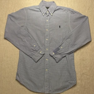 Blårutig skjorta från Ralph Lauren  - | märke: Polo Ralph Lauren | plagg: skjorta | skick: 9/10 | storlek: S | nypris: 1700kr | mitt pris: 499kr | färger: Blåvitt rutig | pris kan diskuteras | hör av dig vid minsta fråga eller fundering // MatteoResell |