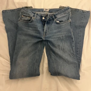 Ljusblå bootcut jeans från 157, S - Säljer ett par ljusblå bootcut jeans från 157 i storlek S. Jeansen har låg midja. Säljer då de ej används!