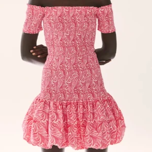 Rosa offshoulder kortklänning med volang - Säljer denna trendiga rosa klänning från hm. Den är slutsåld och i mycket bra skick🩷🩷Tryck gärna på köp nu! skriv om ni har några frågor! Passa på nu är det fri frakt!