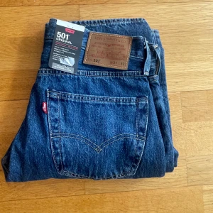 Levi's 501 Original blå jeans W31 L32 - Säljer dessa helt nya Levi’s 501 jeans i storleken W31 L32. Hör av dig vid frågor och funderingar!