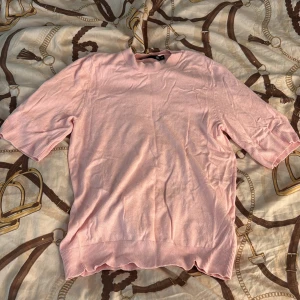 Ljusrosa stickad tröja från 157 XS - Söt ljusrosa stickad tröja från lager 157 i storlek XS. Tröjan har korta ärmar, ribbade muddar vid hals, ärmslut och nederkant. Perfekt för dig som gillar en enkel och clean look med mjukt material. Använd fåtal gånger men ligger bara i garderoben, har inga hål eller fläckar! DM vid intressse💕