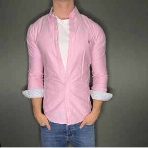 Ralph lauren skjorta - Hej säljer nu min fina Ralph lauren skjorta i storlek s. Den är i nyskick och kommer vara otroligt snygg på sommaren. Nypris cirka 1600kr! Vi kommer att sälja liknande produkter nu i sommar så glöm inte följa profilen!🌊🍾