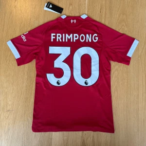 FRIMPONG #30 Liverpool 25/26 Hemma kit Player version - Liverpool hemma kit för 25/26 säsongen med Jeremie Frimpong #30 på ryggen, jätte fint skick och helt oanvänd i Player version material, storlek M men passar även S, Kom gärna med bud och frågor och kan även sänka priset vid snabb affär 🤝