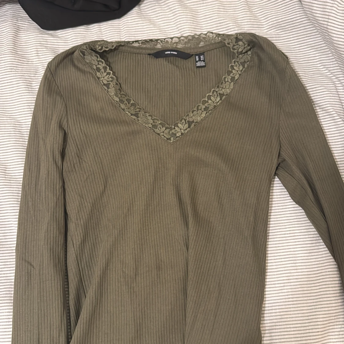 Olivgrön ribbad topp med spets Vero Moda - 2