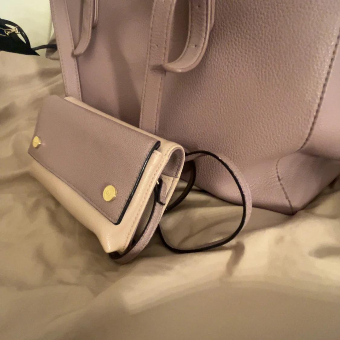 Lila axelväska i skinn