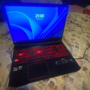 Acer nitro 5 gaming laptop - Acer Nitro 5 15.6 bärbar dator gaming är en spelmaskin som ger hög bildhastighet i bärbar formfaktor och 120 Hz FHD-skärm. Snygg design med mörkröda och svarta färger och Acer Coolboost-teknik gör den till ett självklart val. Gtx 1650