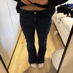 Mörkblå bootcut jeans - Snygga mörkblå bootcut jeans med låg/medelhög midja. Är använda ganska mycket men det syns inte pågrund av den mörka färgen. Jeansen har inga hål heller.  Är lite för långa på mig som är 167 så därför säljer jag dom. Storlek: 34/36💗 