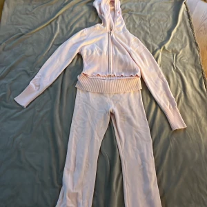 Ljusrosa mjukisbyxor & tröja från Gina Tricot - Säljer ljusrosa byxor & tröja från Gina Tricot i storlek 170, jätte bra skick. Skriv för mer frågor 🫣