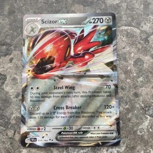 Scizor ex - Cool Pokémonkort med Scizor ex! Perfekt för samlare och spelare som vill boosta sin lek med en stark och glittrig kort. Kortet har 270 HP och två kraftfulla attacker: Steel Wing och Cross Breaker. Ett måste för alla Pokémon-fans!