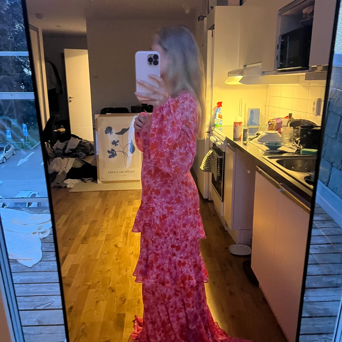 Rosa blommig långklänning med volanger - 1