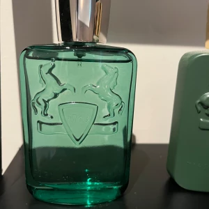 Parfums de Marly greenley - Parfums de marly greenley 125ml. Har knappt används så det är ca 120 av 125ml kvar. Kvitto från notino finns samt full presentation! Hör av er vid frågor.  Mvh Charlie