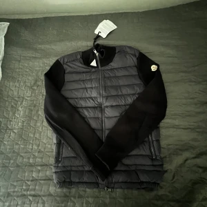 Moncler cardigan - Säljer en exklusiv mörkblå Moncler cardigan i toppskick. ✔️ Äkthets-NFC fungerar – scanna med din mobil för att verifiera direkt via Moncler ✔️ Originalpåse medföljer ✔️ Klassisk och tidlös modell – perfekt för både vardag och dressade tillfällen ✔️ Bekväm och varm med kvalitetskänsla rakt igenom  Storlek: Står M men passformen är XS Skick: 10/10