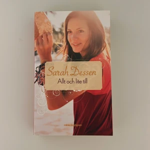 Allt och lite till - Mysig pocketbok perfekt för dig som gillar romantik och sommarvibbar!