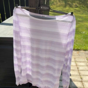 Randig lila och vit tröja Filippa K - Superfin långärmad tröja från Filippa K i tunnt material🤍💜köpare står för frakt 🚚 