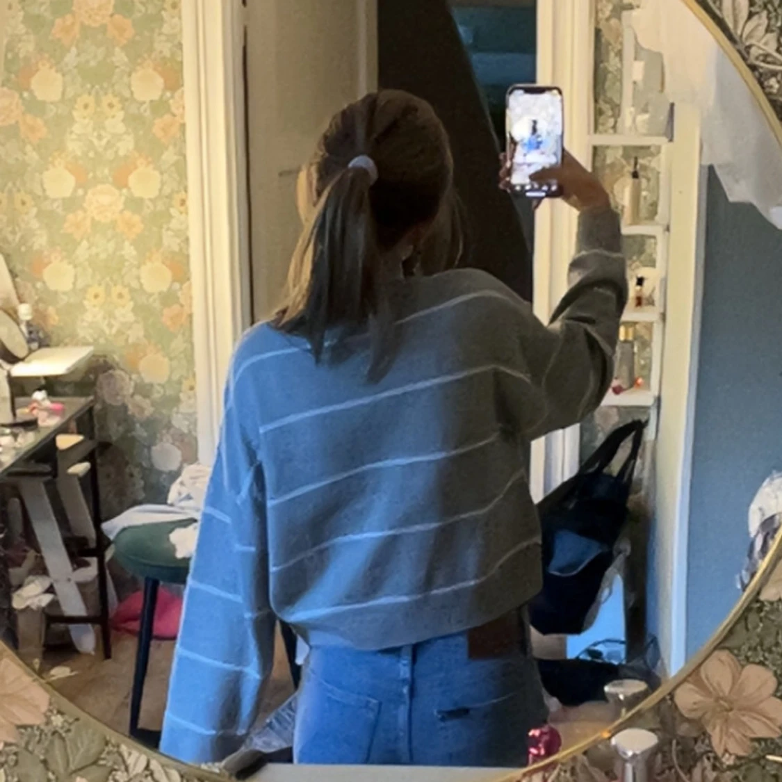 Grå randig stickad tröja - 1