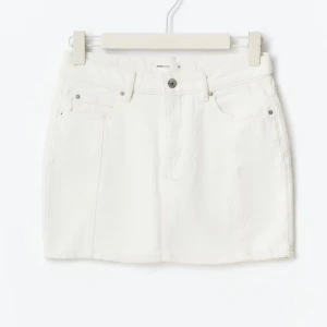 Vit jeanskjol  - Vit jeans kjol från Ginatricot. Nyskick. Storlek L men passar som en M !!! Jag brukar ha M och den sitter perfekt på mig. Nypris 399 kr 