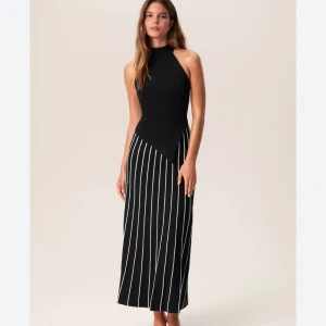 Adoore långklänning storlek 36 - Säljer denna oanvända med prislapp kvar. Storlek small. Från Adoore. 