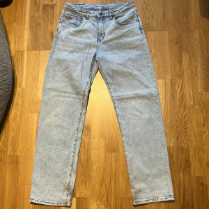 Ljusblå raka jeans i klassisk modell - Säljer ett par ljusblå jeans med rak passform och klassisk femficksdesign. Jeansen har normal midja och är tillverkade i mjukt denimtyg. Perfekta för dig som gillar en clean och tidlös look.