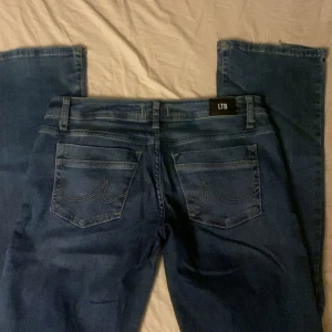 Blå jeans från LTB med raka ben - Säljer ett par klassiska blå jeans från LTB med raka ben och snygga detaljerade bakfickor. Storlek w28 L34. knappt använda.