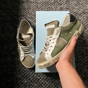 Gröna sneakers från Philippe Model - Säljer dessa riktigt feta Philippe models perfekta till sommaren🤩Storlek 42 passar 43! Inga synliga defekter! För frågor och funderingar skriv pm! Pris kan diskuteras vid snabb affär!