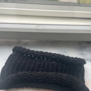 Svart stickat pannband - Supermysig buff min mormor virkade åt mig. Passar alla men den ser lite liten ut på bilden men den har typ korvat ihop sig men sitter perfekt på. Perfekt nu till hösten o vintern men nån mysig stickad tröja eller bara under jackan 