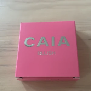 CAIA Matte Blush Grapefruit Juice - CAIA Matte Blush i färgen Grapefruit Juice är ett puderrouge med smörig formula som smälter in i huden. Innehåller kakaosmör, mangosmör och cupuaçusmör för återfuktning. Kommer i en snygg rosa förpackning med silvrig text. Perfekt för en fräsch och naturlig look. Helt ny i oöppnad förpackning 💕