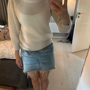 stickad tröja  - Säljer min fina stickade tröja från vero Moda, den är i fint skick lite nopprig💘det är en trekvartsärmad tröja💘pris kan diskuteras 