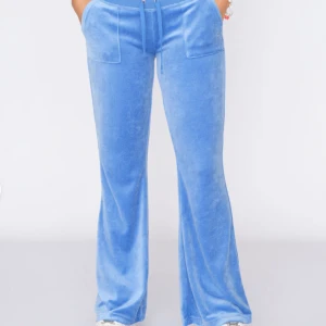 Juicy couture byxor!  - Blåa Juicy Couture byxor i modellen Heritage Caisa ultra low waist. Har aldrig använd dem! Säljer för att det är för stora för mig! Säljer även  billigt för att det inte är den klassiska modellen! 