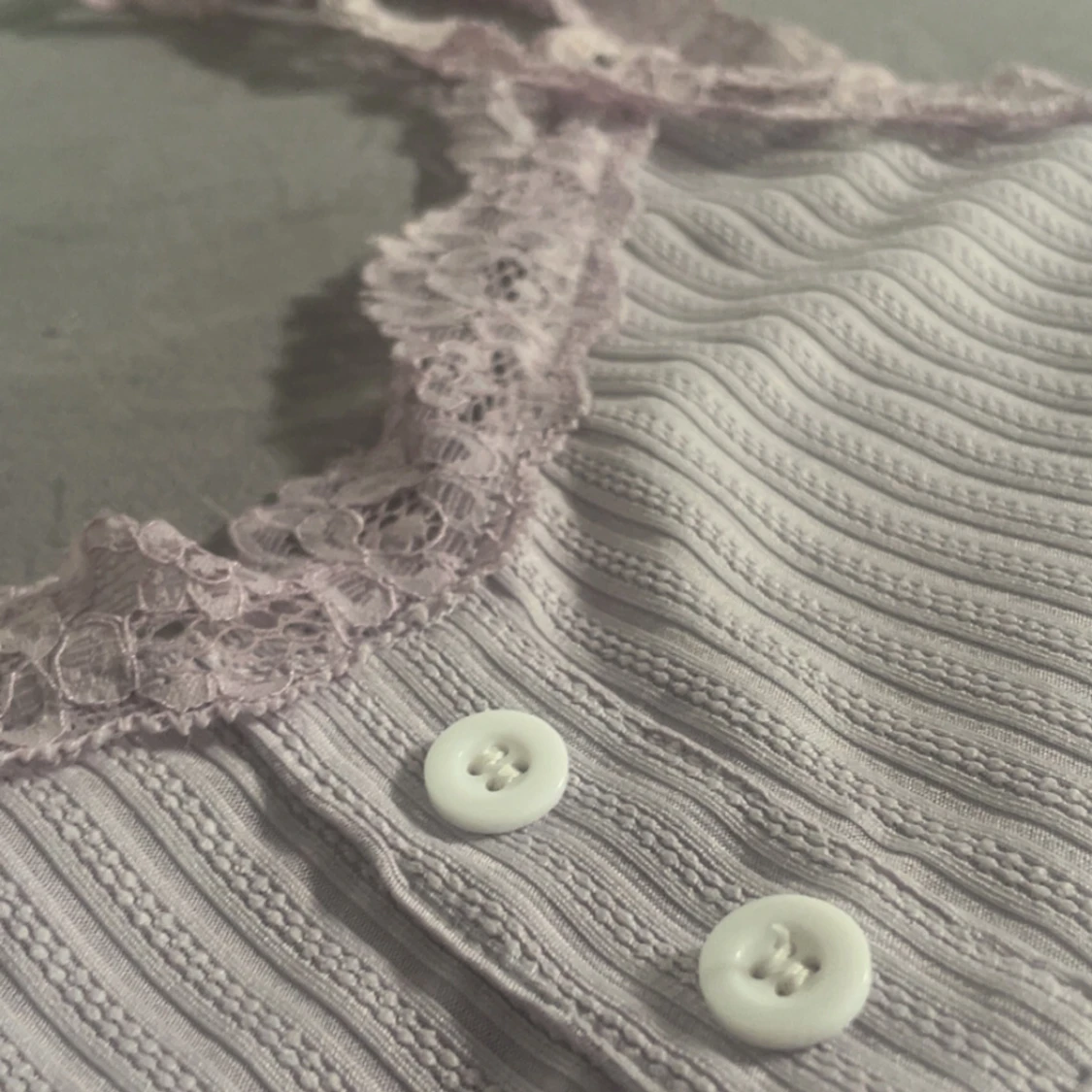 Ljuslila ribbad linnetopp med spets och shorts  - 4