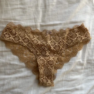 Brazilian spetstrosor från intimissimi  - Jag har två stycken och denna annonsen är för EN av dem. Helt oanvänd med lapparna kvar. Färgen är svår att fånga på bild, men den är beige fast lite mer gul i tonen. Den sista bilden reflekterar färgen bäst. 