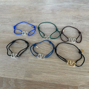 V armband  - Säljer dessa extremt snygga v armband som är ritkigt unika i färgerna, priset är för styck, bara höra av sig vid funderingar !