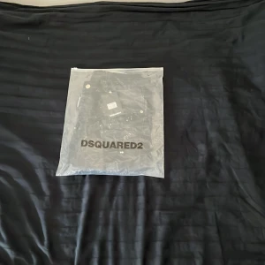 dsquard jeans  - Svart dsquard jeans äkta säljer dom pgn köpte fel storlek. Storleken är  herr M men passar S ochså pris går att diskuteras