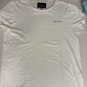 Vit t-shirt från Bondelid - Klassisk vit t-shirt från Bondelid med liten broderad logga på bröstet. Enkel och stilren design med rund hals och korta ärmar. Perfekt basplagg i mjuk bomull som funkar till allt.