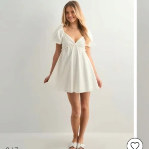 Vit kort puffärmad klänning - Supersöt vit kort klänning med puffärmar och djup v-ringning.. Perfekt för sommarens alla tillfällen och ger en fräsch och trendig look❤️endast använd fåtal gånger så den är i nyskick!