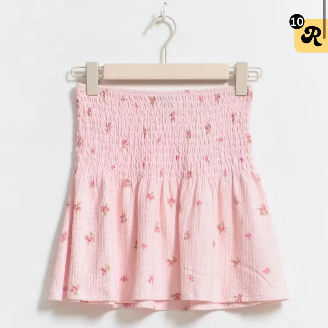 Ljusrosa blommig kortkjol från Gina Tricot