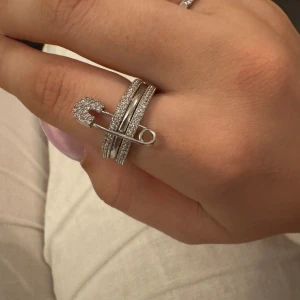 Säkerhetsnål ring  - Jätte fin ring använd endast 1 gång, rostfritt stål