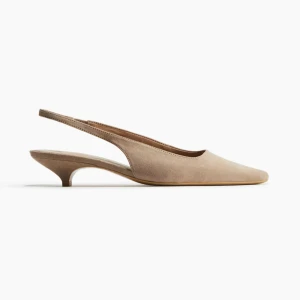 Beige pumps/slingbacks - Stilrena pumps från H&M i beige mockaliknande material. Skorna har spetsig tå, låg klack och öppen häl med smal rem. Perfekta för dig som gillar en klassisk och elegant look med modern twist. Helt oanvända säljer då de var för stora, 300kr nypris och slutsålda på hemsidan. Pris går att diskutera 😊