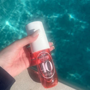Sol de Janeiro 40 - Köpt för 300 kr och säljer för 189. 🤍                            Flaskan är helt ny aldrig använd , endast testad max tagit 5 sprut. 💌.                                                                   Doftnoter: Vanilj , blommig , bärig 🍦🌺🍓.                    Beställ helst genom Instabox ( postar snabbare då) Men det funkar såklart med PostNord med 📬.              Har du fler frågor? Skriv till mig !! 💕
