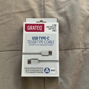 USB Type-C to USB Type-C Cable 2.25M - Ladda och synka dina prylar snabbt med denna 2,25 meter långa USB-C till USB-C-kabel från GRATEQ. Perfekt för mobiler, laptops och gaming – stödjer upp till 100W snabbladdning. Kabelorganiserare ingår för smidig hantering.
