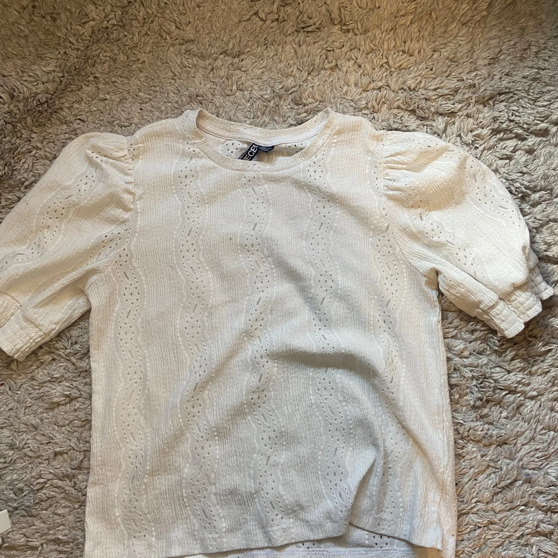 Vit blus med puffärm från Pieces - 1