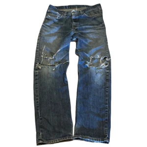 levi’s jeans - soo cool distressed vintage levis