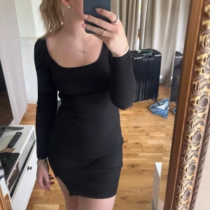 Svart ribbad kortklänning - Säljer en svart, ribbad kortklänning med långa armar. Säljer då den inte kommer till användning, eftersom jag redan har liknande plagg i min garderob. Använd fåtalet gånger så i fint skick. Storlek xs men stretchigt material så passar xs-m. Hör av dig om du har några frågor, pris går att diskutera🫶