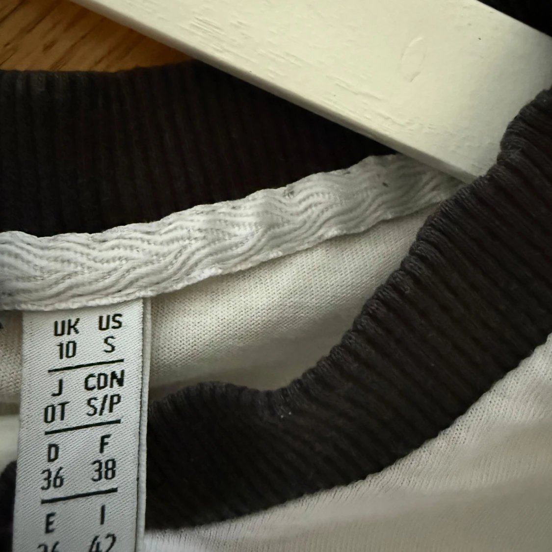 Vit Adidas t-shirt med svarta detaljer - 3