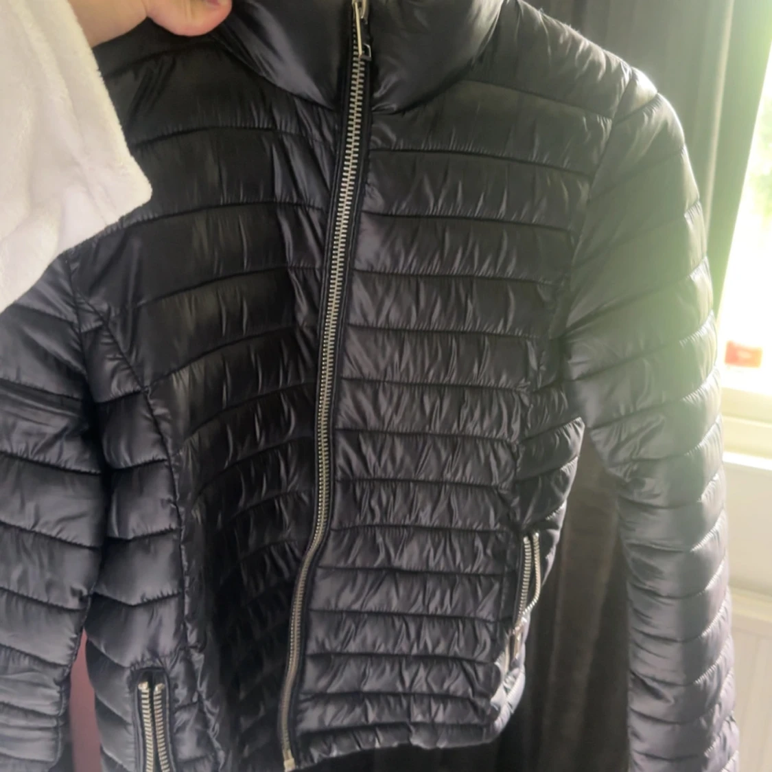 Svart quiltad pufferjacka med dragkedjor - 2