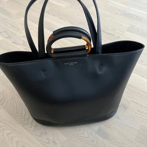 Svart handväska i läder från Kurt Geiger - Handväska i läder